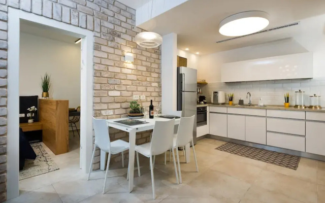 Contemporary & Texture-Rich Hideaway