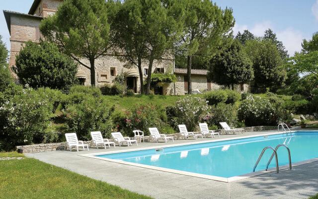 Nice apartment in Mantignana with shared pool
