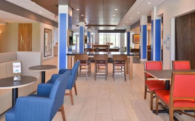 Holiday Inn Express & Suites Omaha Airport by IHG