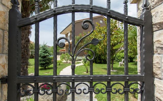 Beautiful Holiday Home in Kaštel Novi With Private Pool