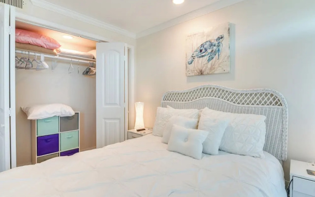 Galveston Beachfront Condo: Balcony & Pool Access!