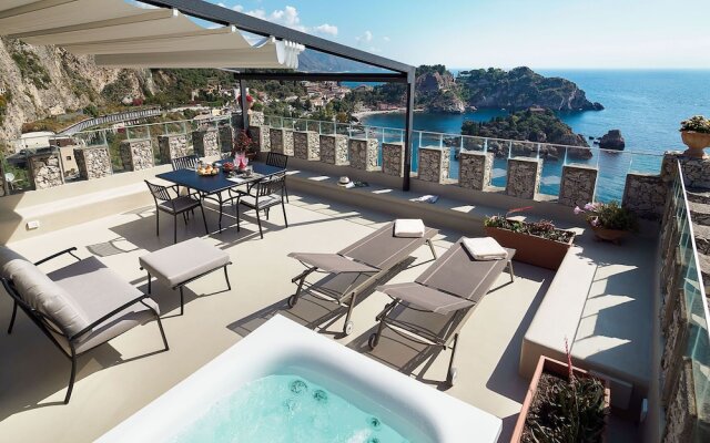 A stunning terrace with jacuzzi by the sea, and close to the center and beach