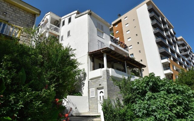 Comfy Flat w Balcony 5 min to Greco Beach in Budva