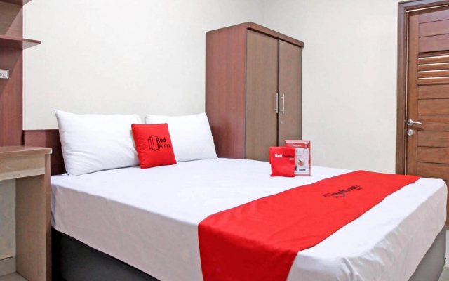 RedDoorz near Hartono Mall 3 – Guest Rooms – Sleman