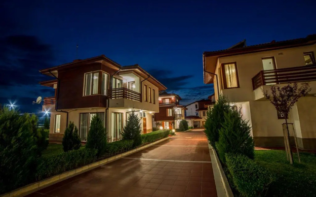 Villas in Complex Trakiyskiy Bryag