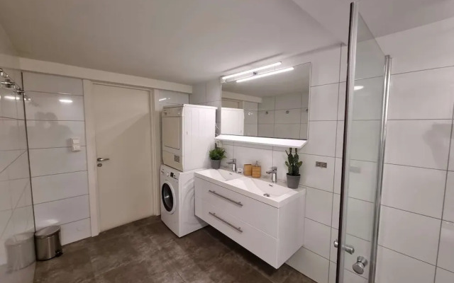 Room-spacious Private Room, Queen Bed, C