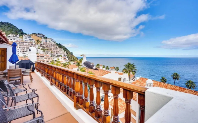 Bright Catalina Island Condo w/ Ocean Views!