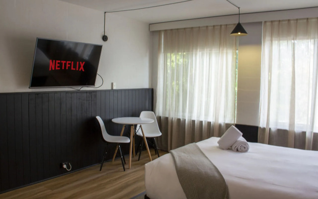 SoYa on Davis Apartment Hotel