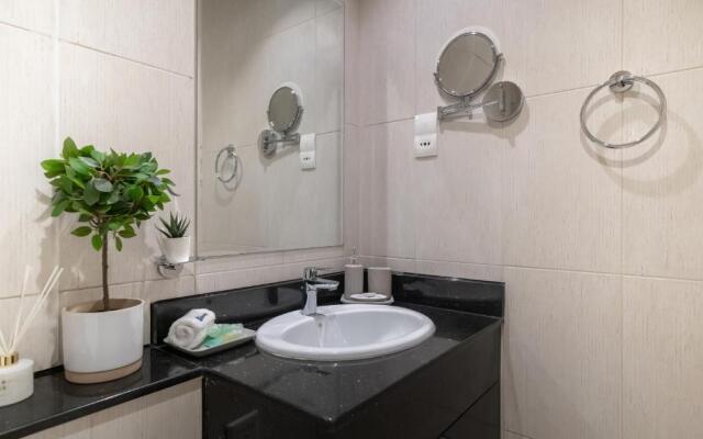 HiGuests - Elegant Studio with Pool and Private Balcony