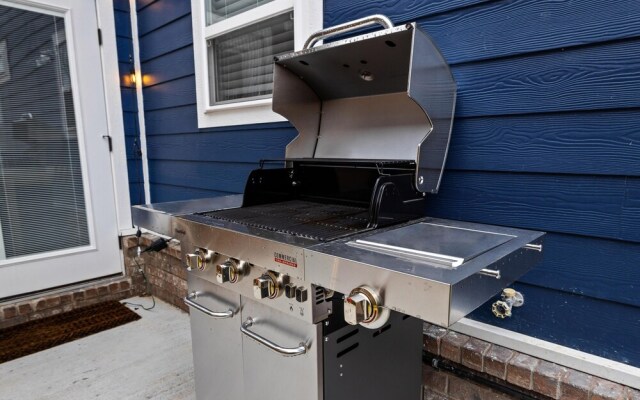 Big Blue on Main-hot Tub-less Than 1 Mi to Square