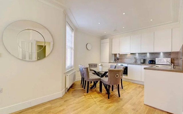 Bright Three Bedroom Apartment in Hammersmith, London