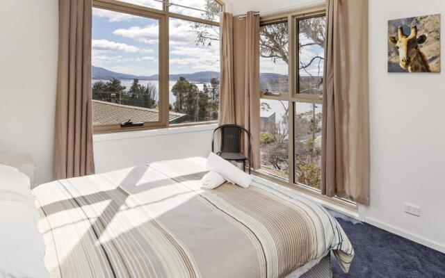 'Matilda' - Spacious & centrally located with great lake views