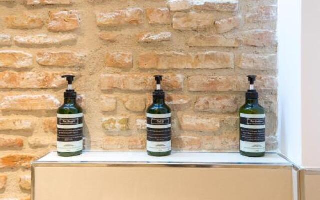 Te1A-El Teatro Brick Wall Suite Prime Location