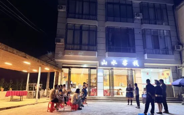 Qinglongtan Shanshui Inn, Bomaolan – People – Qiannan