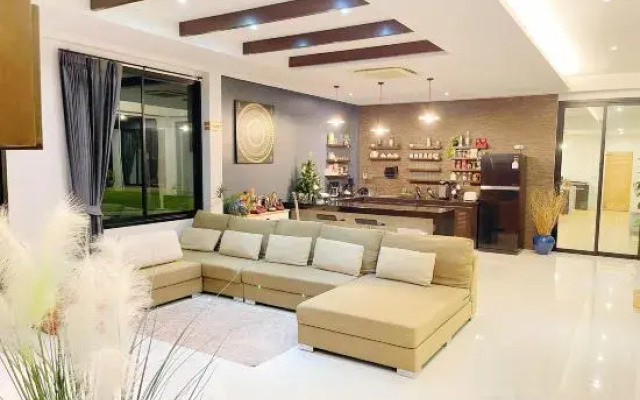 Spacious Private Villa Modern Style Near Beach