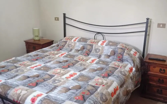 1-bed Apartment Sleeps 2 - Free Parking and Garden