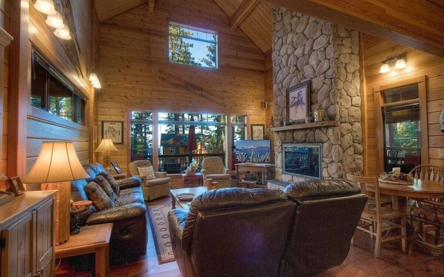 Smokey Joes 5 Bedroom Cabin by RedAwning