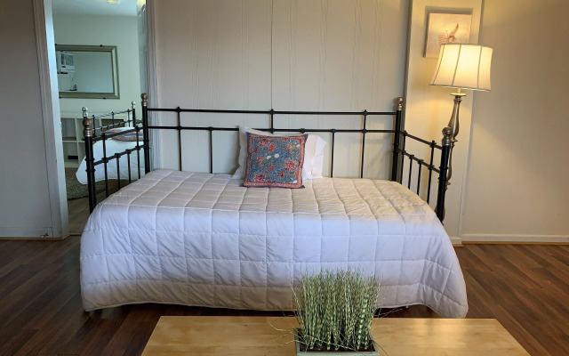 Vineyard Harbor Motel - Private Beach