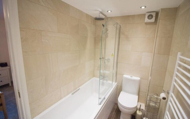Beautiful & Private Apartment Seconds From Beach