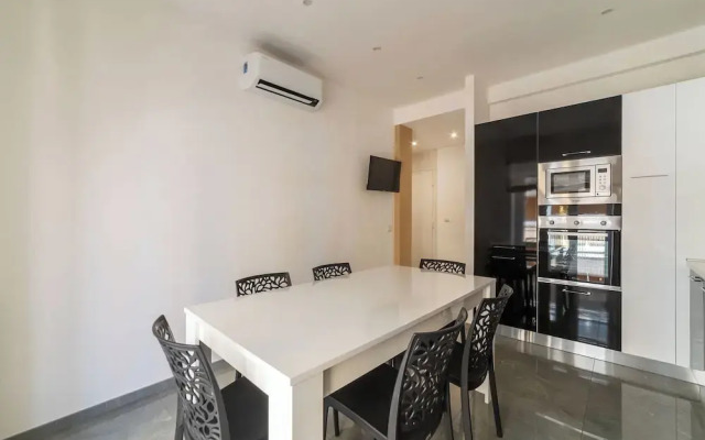JOIVY Delightful 3-bed Flat with Balcony
