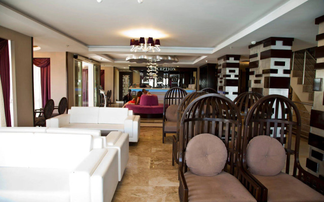 Adella Side Hotel