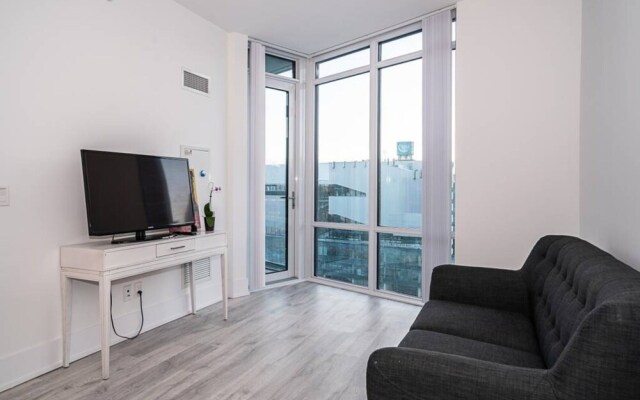 Modern 1 Bedroom Condo With Cn Tower Views