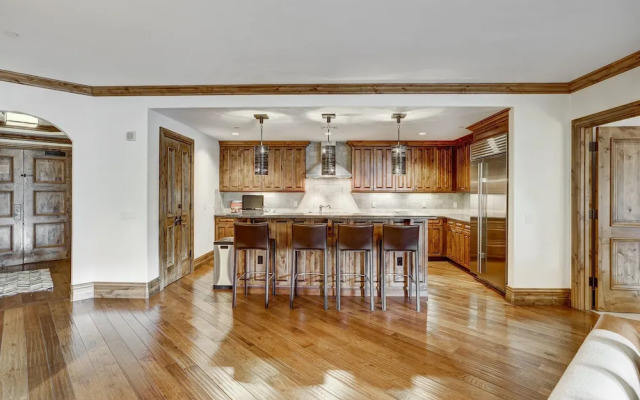 Arrabelle Luxury 4 BR Condo- Close To The Mountain by RedAwning - Save 20% on 7+ Nights!