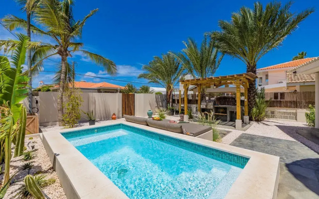 Newly Renovated Amazing Location Private Pool