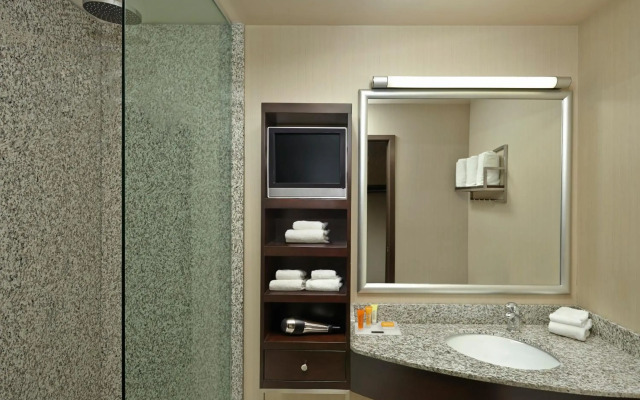 Acclaim Hotel By CLIQUE