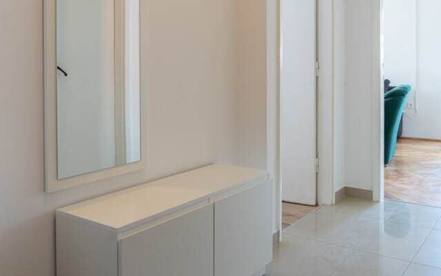Spacious apt few min Walk to old Town and Beach