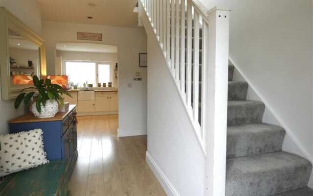 Beautiful 4-bed House With Countryside Views