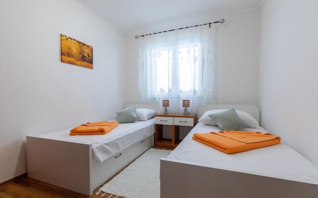 Nice Apartment in Ploce With Wifi and 5 Bedrooms