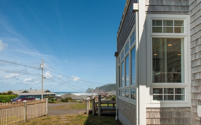 The Tides Inn in Lincoln City 4 Br home by RedAwning