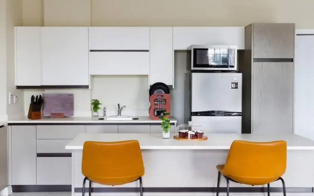 Suite Tangerine Classy Conveniently Located