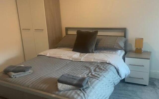 #305 1 Bedroom Serviced apartment -free parking