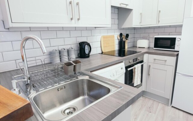 NEW Sleek and Chic 1BD Brighton Flat - Sleeps 3