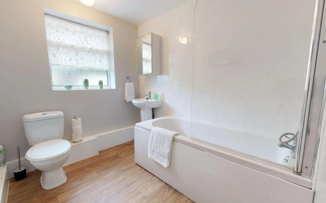 Stayzo 2BR House Accommodation in Peterborough