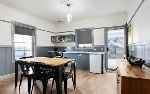 Wagga Wagga Country Cottage – Guest Rooms – Wagga Wagga