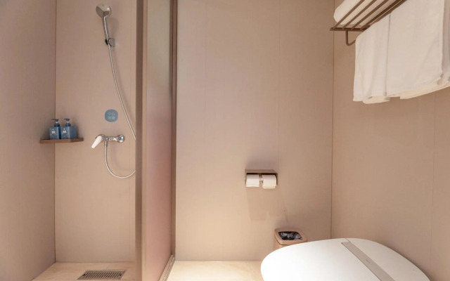 Super 8 Hotel (Yangzhong Pedestrian Street)