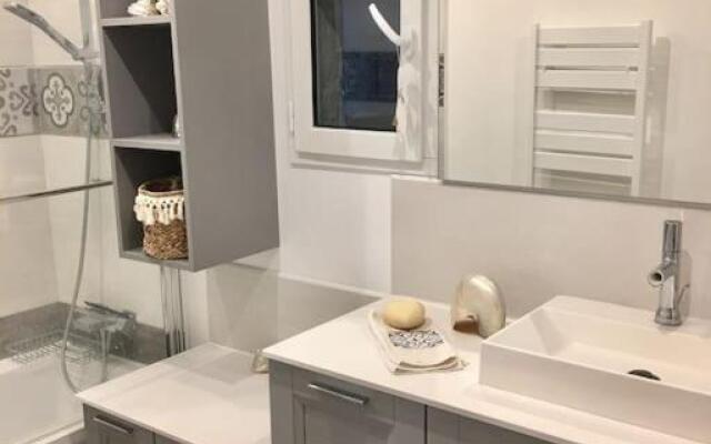 Cap d'Antibes 50m from the beach 3 bedrooms/Pool