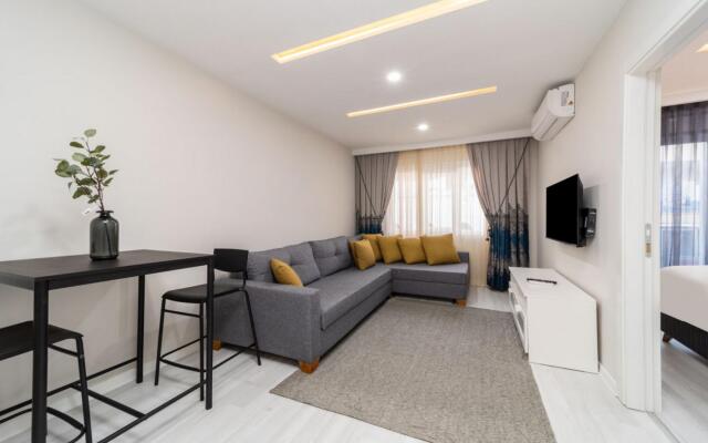 Modern and Central Flat Near Beach in Muratpasa