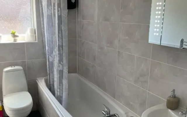 Impeccable 5-bed Apartment in Southend-on-sea