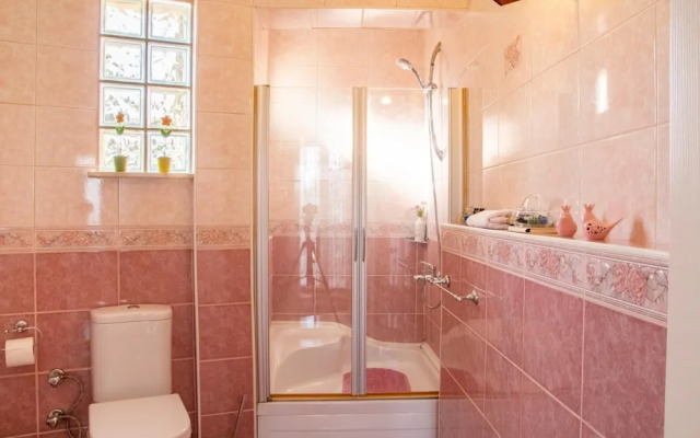 Spacious Detached House With Garden in Izmir
