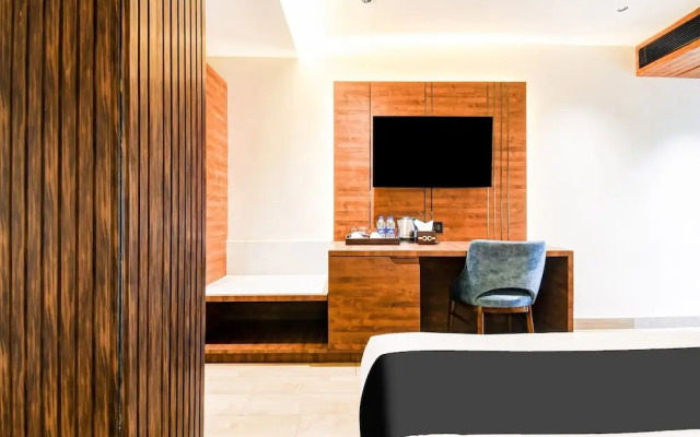 Deluxe Double Stays Near Paridh Crossing