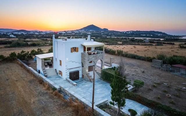Villa Billia Cheerful 4 Bedroom Home w Ocean View