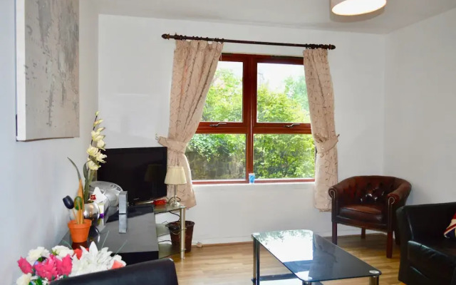 Spacious 2 Bedroom Ground Floor Flat in Leith