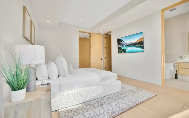Hutton Villa - 5-bedroom Retreat in Iconic Beverly Hills Oasis