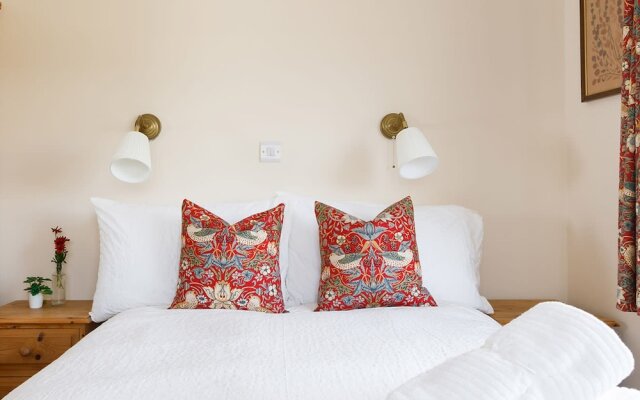 Sunny Seafront Chalet - Sleeps 6