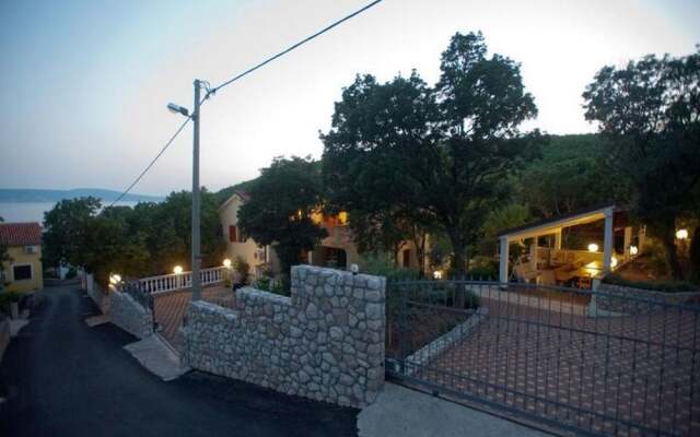 Luka - Free Parking - A1