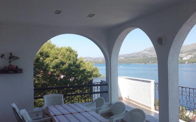 RANKO - 50 M FROM THE BEACH - B1 LOđA (2+1)